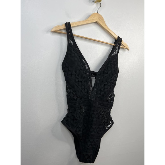 Becca Color Play Crochet Women's One Piece Swimsuit Black Size: Medium NWOT - Picture 3 of 8